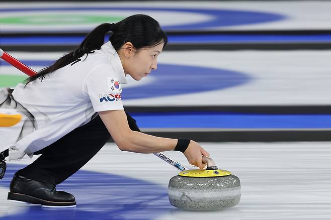 벼랑 끝 한판…한국 여자 컬링, 캐나다와 전반 4-4 혈투[2026 동계올림픽]