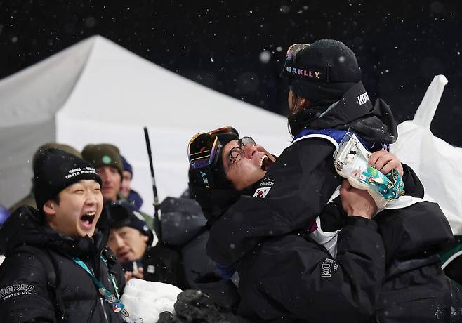 도저히 믿기지 않는 韓 금메달, 세 군데 골절 진단…손가락 뼈 부상에도 ‘부상 투혼’ 최가온