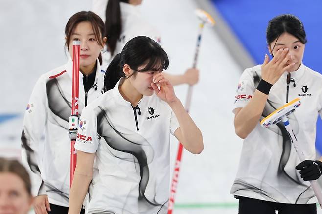 '항상 웃던 미모 군단' 한국 女컬링, 마지막 통한의 눈물…캐나다전 패배 → 최종 5위 준결승 실패