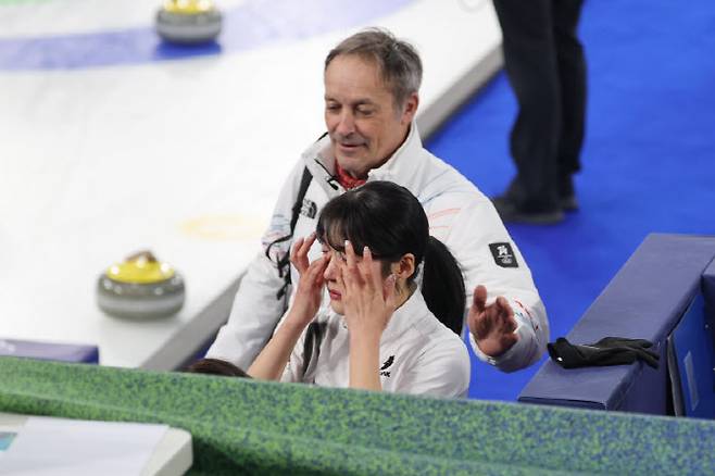 펑펑 눈물 쏟은 여자 컬링 대표팀 “마지막 아니길 바랐는데...”