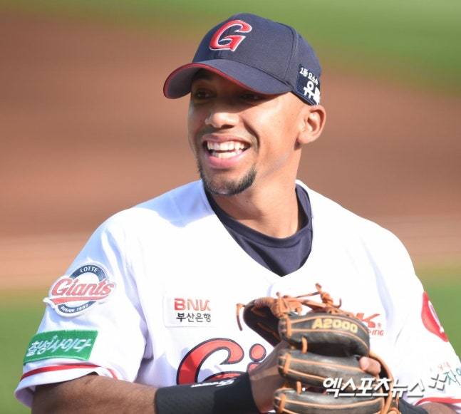 불과 5년 전 롯데 주전 유격수였는데...벌써 감독 됐어? 34세 나이에 전격 은퇴→마이너리그 사령탑으로 새 출발