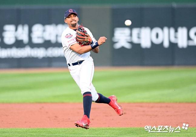 불과 5년 전 롯데 주전 유격수였는데...벌써 감독 됐어? 34세 나이에 전격 은퇴→마이너리그 사령탑으로 새 출발