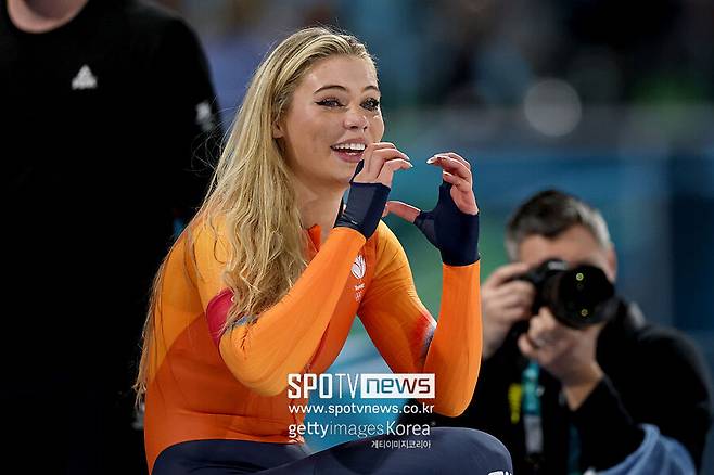 “화장 좀 지워라” 수년 조롱 끝 '아이라인' 번진 채 1000m 金…