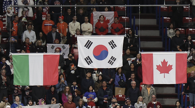 동계올림픽 시상식 잘못 제작된 태극기 반복 게양…IOC와 조직위, 사과하고 정정해야