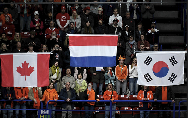 동계올림픽 시상식 잘못 제작된 태극기 반복 게양…IOC와 조직위, 사과하고 정정해야