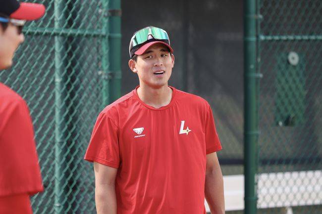 신인지명권+5000만원 안 아깝다…트레이드 이적생, 어떻게 캠프 MVP 따냈나 “올해 더 잘하라는 의미”