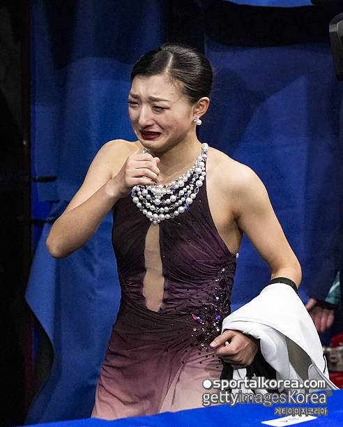'日 피겨여왕' 은메달 목에 걸고 오열,