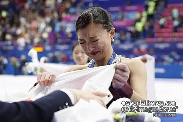 '日 피겨여왕' 은메달 목에 걸고 오열,
