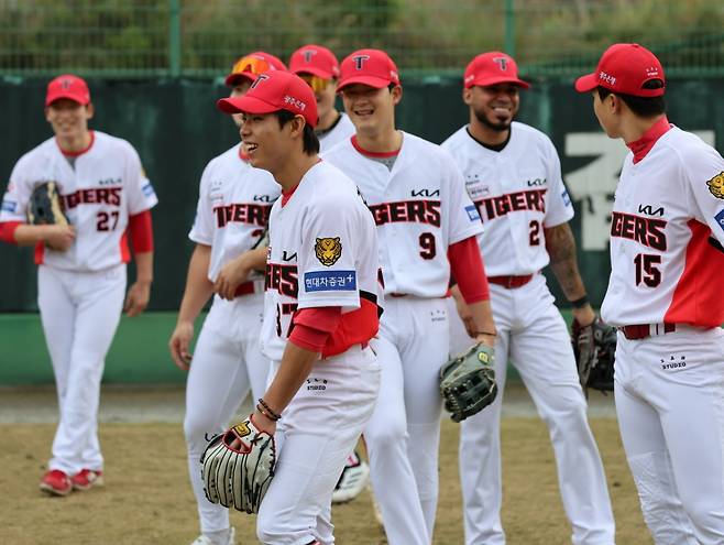 와 'KBO 최초 亞 쿼터' 주인공 2안타+2득점+도루 펄펄! 홈런까지 터트린 '전천후 내야수' 맹활약까지, KIA 첫 자체 연습경기 어땠나