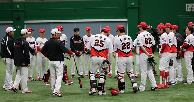 와 'KBO 최초 亞 쿼터' 주인공 2안타+2득점+도루 펄펄! 홈런까지 터트린 '전천후 내야수' 맹활약까지, KIA 첫 자체 연습경기 어땠나