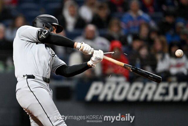 '이거 실화냐' 35살 전직 한화맨, 1조원의 사나이 옆자리 차지하다…