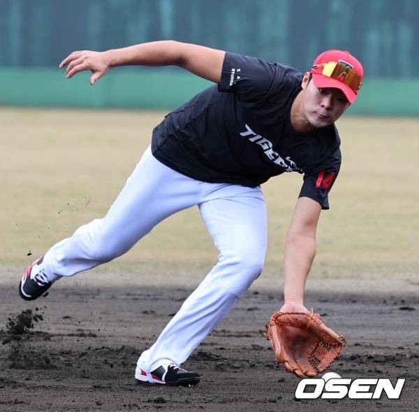 윤도현 역전 2루타 힘찬 시동, 유격수 뺏긴 김규성 분노의 홈런...컨택의 대가 카스트로 2타점, 찬스에 강했다