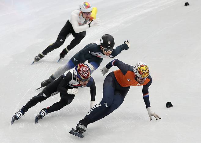 '토리노 환상 추월' 20년 만에 다시 이탈리아...韓 남자 쇼트트랙 자존심 지킬 계주, 비장의 무기 이정민