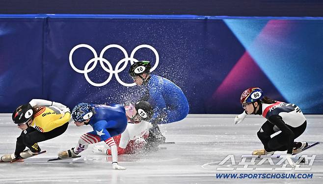 '피 철철' 또 충돌 발생...'韓 국가대표' 노도희도 '조심'→들것에 실려 나간 선수까지[밀라노 현장]