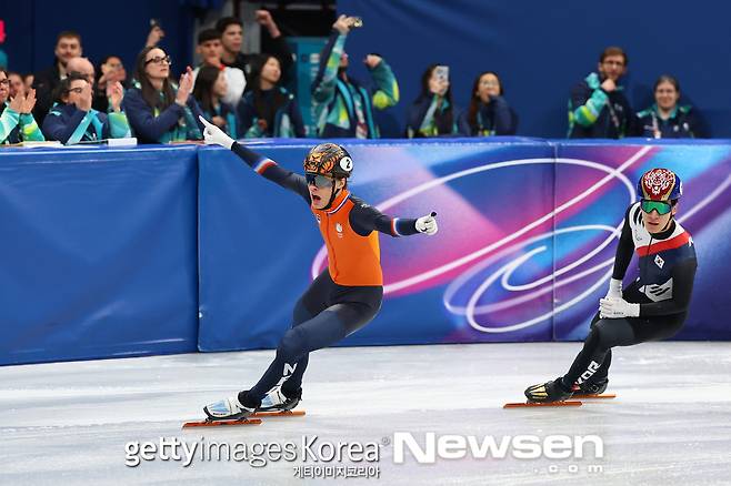 ‘황대헌 막판 질주’ 남자 쇼트트랙, 5000m 계주 2연속 은메달..20년 한은 못 풀었다