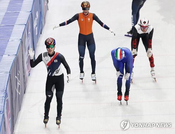 '동생들이 선두 만들었는데'... 황대헌, 안일하다 '통한의' 인코스 허용[계주 은메달]
