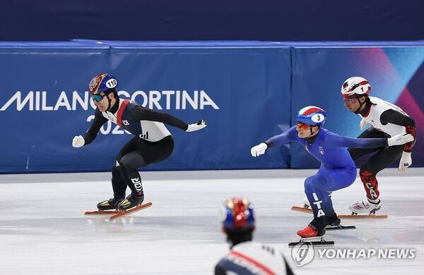 '동생들이 선두 만들었는데'... 황대헌, 안일하다 '통한의' 인코스 허용[계주 은메달]