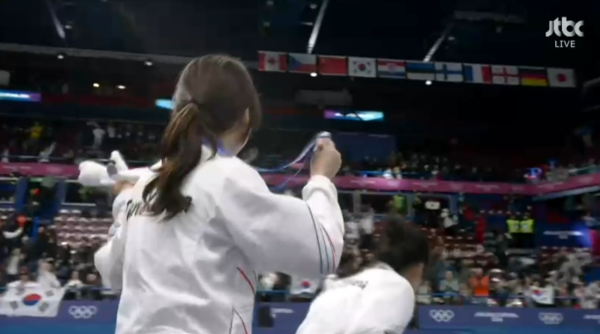 한국팬들은 못참지… '인성도 金' 김길리, 시상식 후 관중석 향해 90도 인사