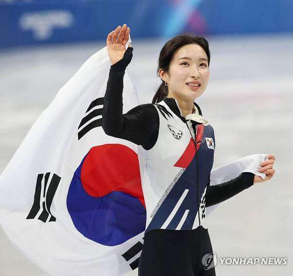 한국팬들은 못참지… '인성도 金' 김길리, 시상식 후 관중석 향해 90도 인사