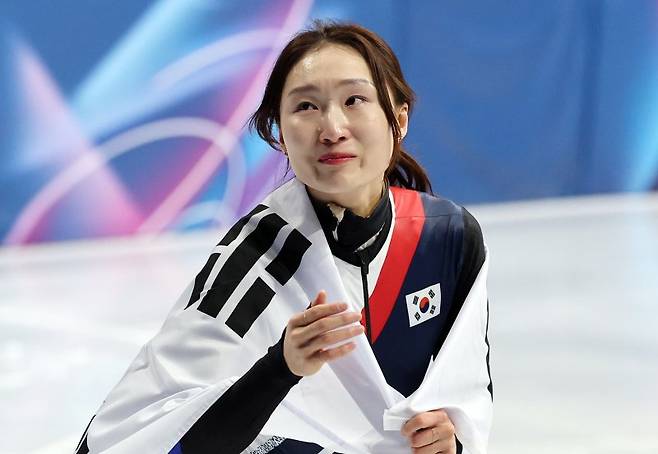 무릎은 닳았고, 마음은 멍들었다… '마지막 예감' 최민정, 銀 따고 펑펑 운 이유 [2026 밀라노]