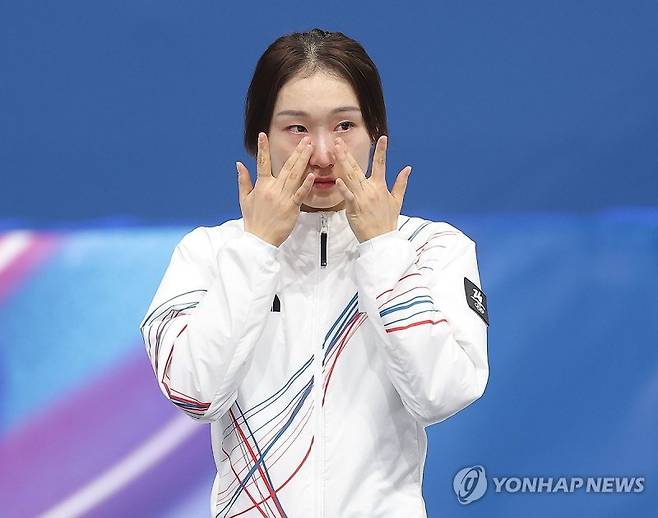 무릎은 닳았고, 마음은 멍들었다… '마지막 예감' 최민정, 銀 따고 펑펑 운 이유 [2026 밀라노]