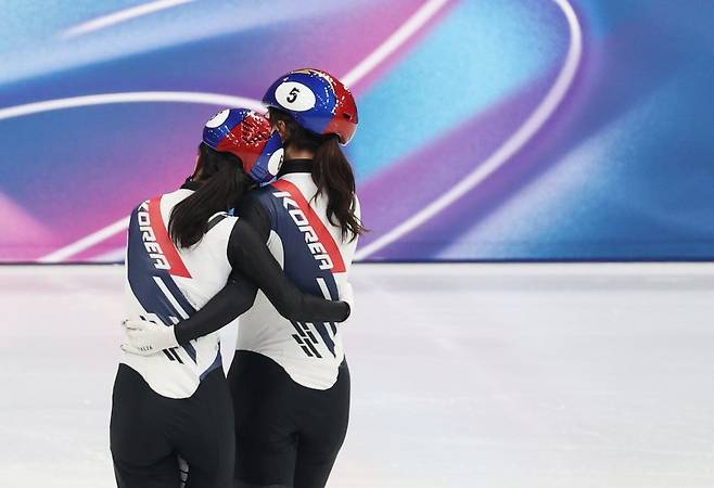 무릎은 닳았고, 마음은 멍들었다… '마지막 예감' 최민정, 銀 따고 펑펑 운 이유 [2026 밀라노]