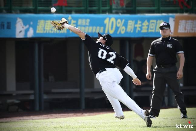 '1⅔이닝 7실점' 오원석 무너진 KT, '2⅓이닝 무실점' 김민수가 지켰다... 34세 우완 '143㎞ 직구'로 어떻게 막아냈나