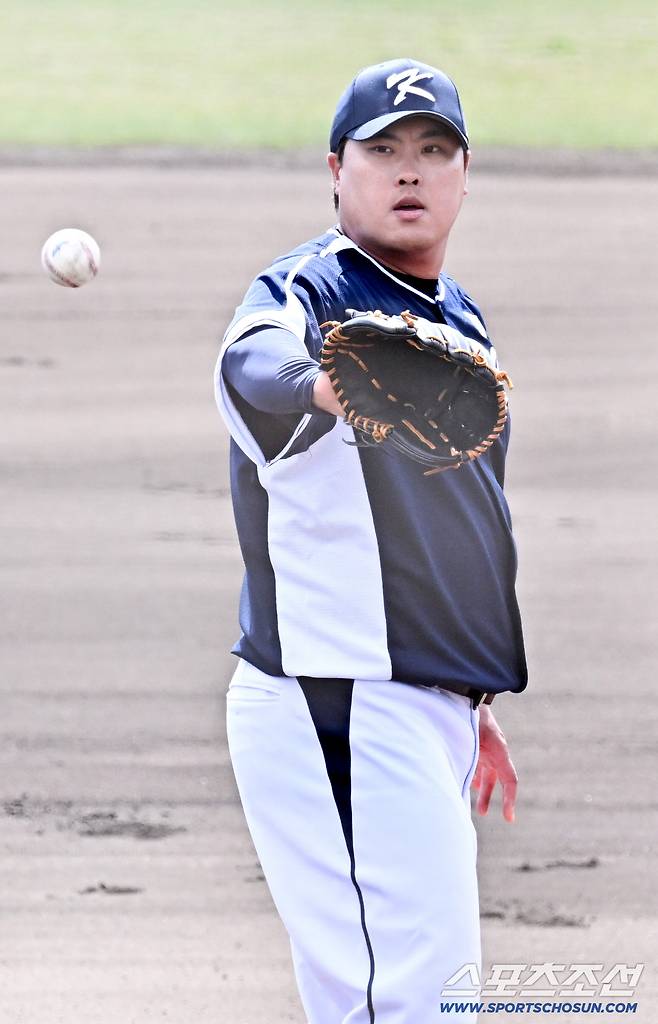 류현진 2이닝 무실점→김주원 결승 스리런포…류지현호, '왕옌청 선발' 한화에 5-2 승리 [오키나와 현장]