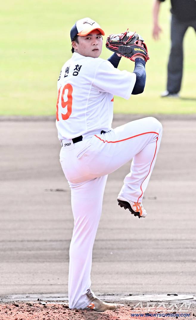 류현진 2이닝 무실점→김주원 결승 스리런포…류지현호, '왕옌청 선발' 한화에 5-2 승리 [오키나와 현장]