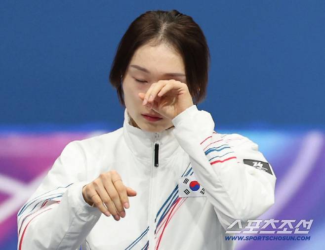 결국 눈물 터진 '얼음공주' 최민정, 3연속 올림픽 금메달 포기하고 '최애' 김길리 대관식 열어줬다[밀라노현장]