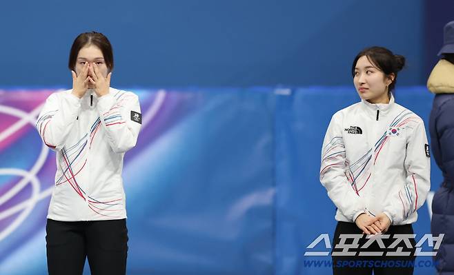 결국 눈물 터진 '얼음공주' 최민정, 3연속 올림픽 금메달 포기하고 '최애' 김길리 대관식 열어줬다[밀라노현장]