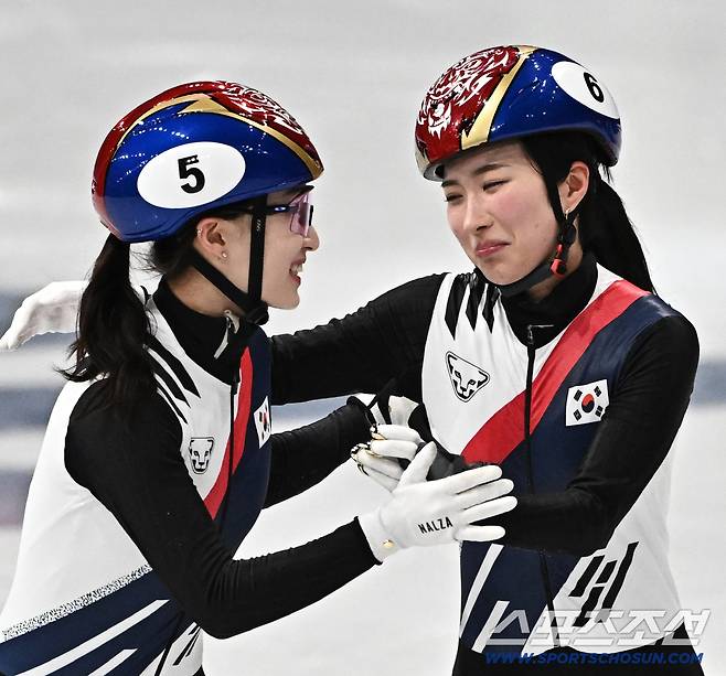 결국 눈물 터진 '얼음공주' 최민정, 3연속 올림픽 금메달 포기하고 '최애' 김길리 대관식 열어줬다[밀라노현장]