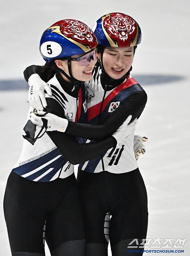 결국 눈물 터진 '얼음공주' 최민정, 3연속 올림픽 금메달 포기하고 '최애' 김길리 대관식 열어줬다[밀라노현장]