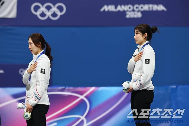 결국 눈물 터진 '얼음공주' 최민정, 3연속 올림픽 금메달 포기하고 '최애' 김길리 대관식 열어줬다[밀라노현장]