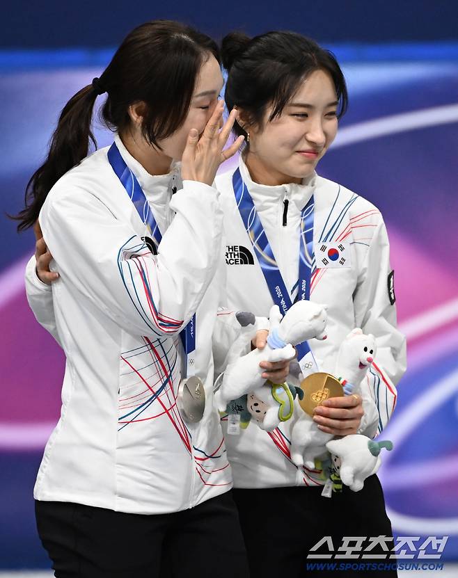 결국 눈물 터진 '얼음공주' 최민정, 3연속 올림픽 금메달 포기하고 '최애' 김길리 대관식 열어줬다[밀라노현장]