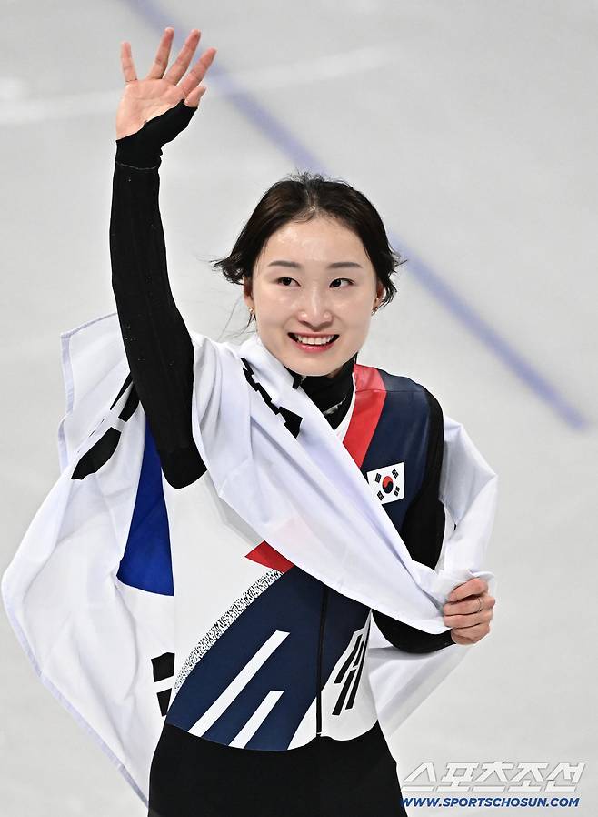 결국 눈물 터진 '얼음공주' 최민정, 3연속 올림픽 금메달 포기하고 '최애' 김길리 대관식 열어줬다[밀라노현장]