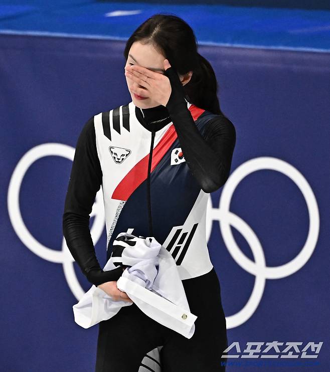 결국 눈물 터진 '얼음공주' 최민정, 3연속 올림픽 금메달 포기하고 '최애' 김길리 대관식 열어줬다[밀라노현장]