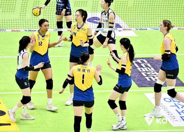 ‘블로킹 1위’ 현대건설의 벽 높았다, ‘최정민 개인 최다 20점’ IBK기업은행 꺾고 4연승 질주 [MD수원]