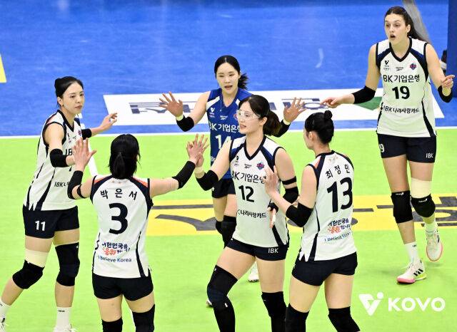 ‘블로킹 1위’ 현대건설의 벽 높았다, ‘최정민 개인 최다 20점’ IBK기업은행 꺾고 4연승 질주 [MD수원]