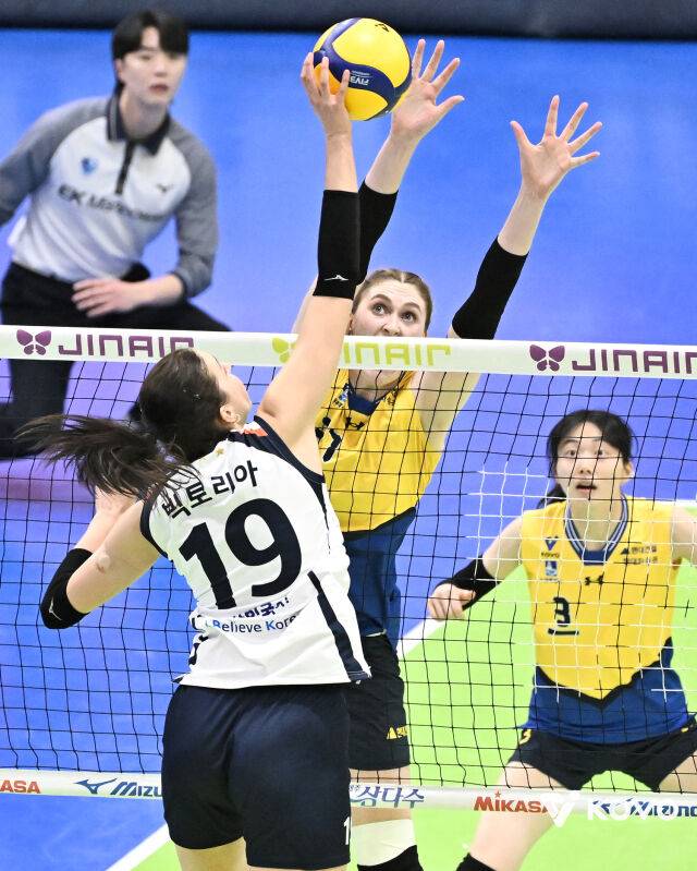 ‘블로킹 1위’ 현대건설의 벽 높았다, ‘최정민 개인 최다 20점’ IBK기업은행 꺾고 4연승 질주 [MD수원]