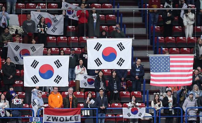 사무실 들이닥쳐