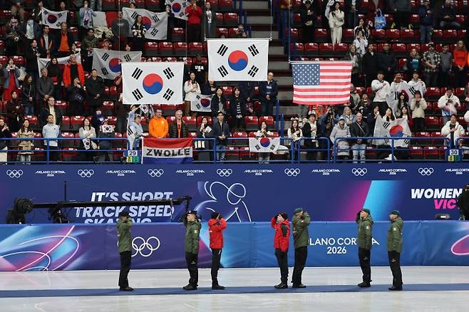 사무실 들이닥쳐