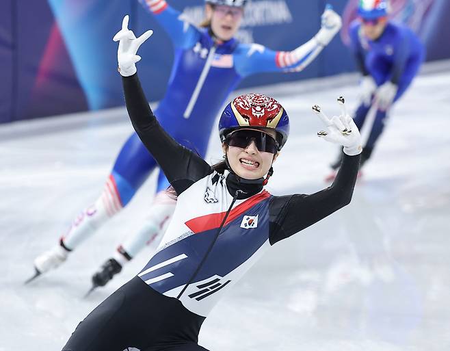결승선 통과하며 ‘김도영 세리머니’…람보르길리, 올림픽서도 찐팬 인증[2026 동계올림픽]