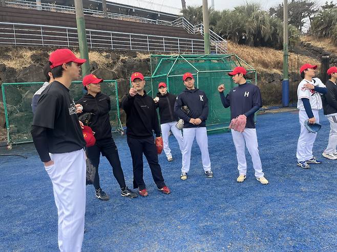 '연봉 전원 3000만원' 열정페이? → 돈 받고 야구하는 게 어디냐.