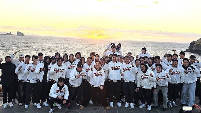 '연봉 전원 3000만원' 열정페이? → 돈 받고 야구하는 게 어디냐.