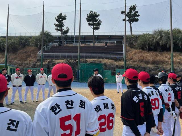 '연봉 전원 3000만원' 열정페이? → 돈 받고 야구하는 게 어디냐.