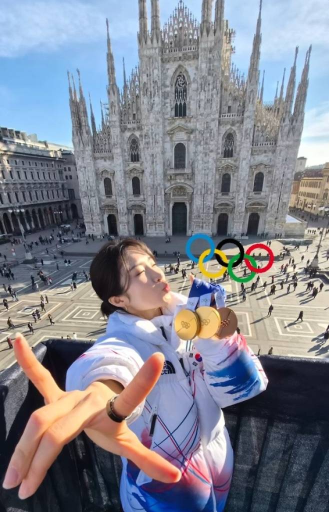 '빙판 여왕' 김길리, 두오모 성당 앞에서 '사랑스러운 셀피'…경기장 카리스마 어디로? [2026 밀라노]