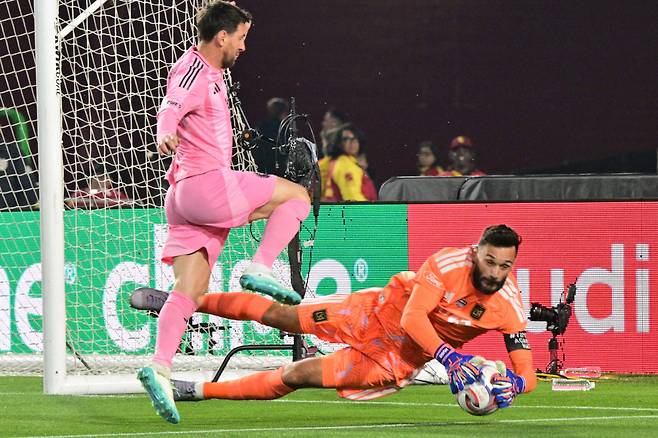 '날 왜 교체해?' 손흥민, 메시 앞에서 불만 폭발...'리그 첫 도움' SON, 메시 상대 인생 첫 승→LA FC, 인터 마이애미 3-0 완벽 제압