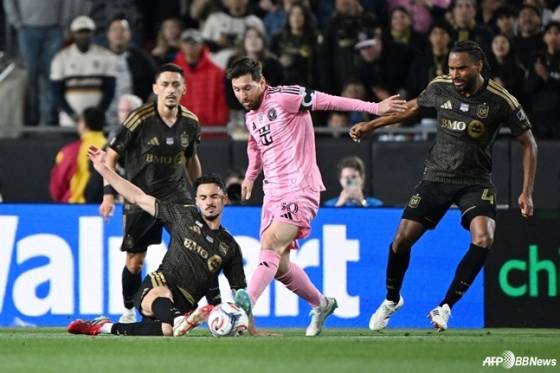 '이례적' 손흥민 분노, 끝내 메시와 유니폼 교환 실패→도대체 왜?... 역사적 대승에도 굳은 얼굴