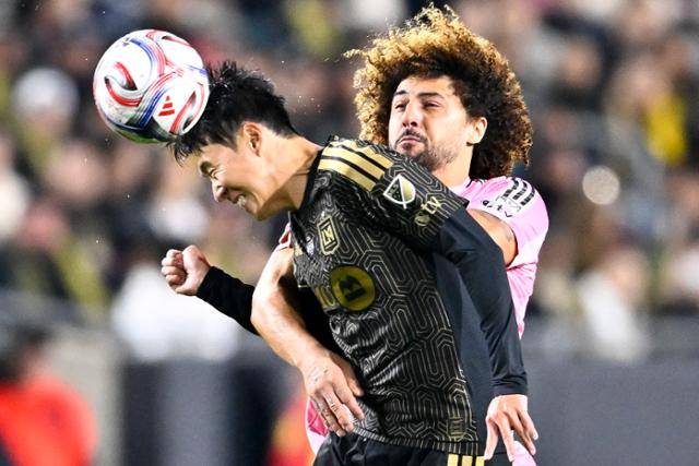 손흥민, 'MLS 스타 맞네'...반갑게 안아준 메시, 경기 중 유니폼 요청 센터백